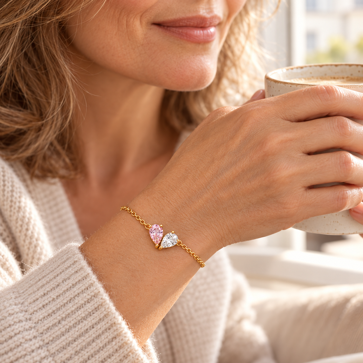 Elara armband met twee geboortestenen – bij het ontbijt