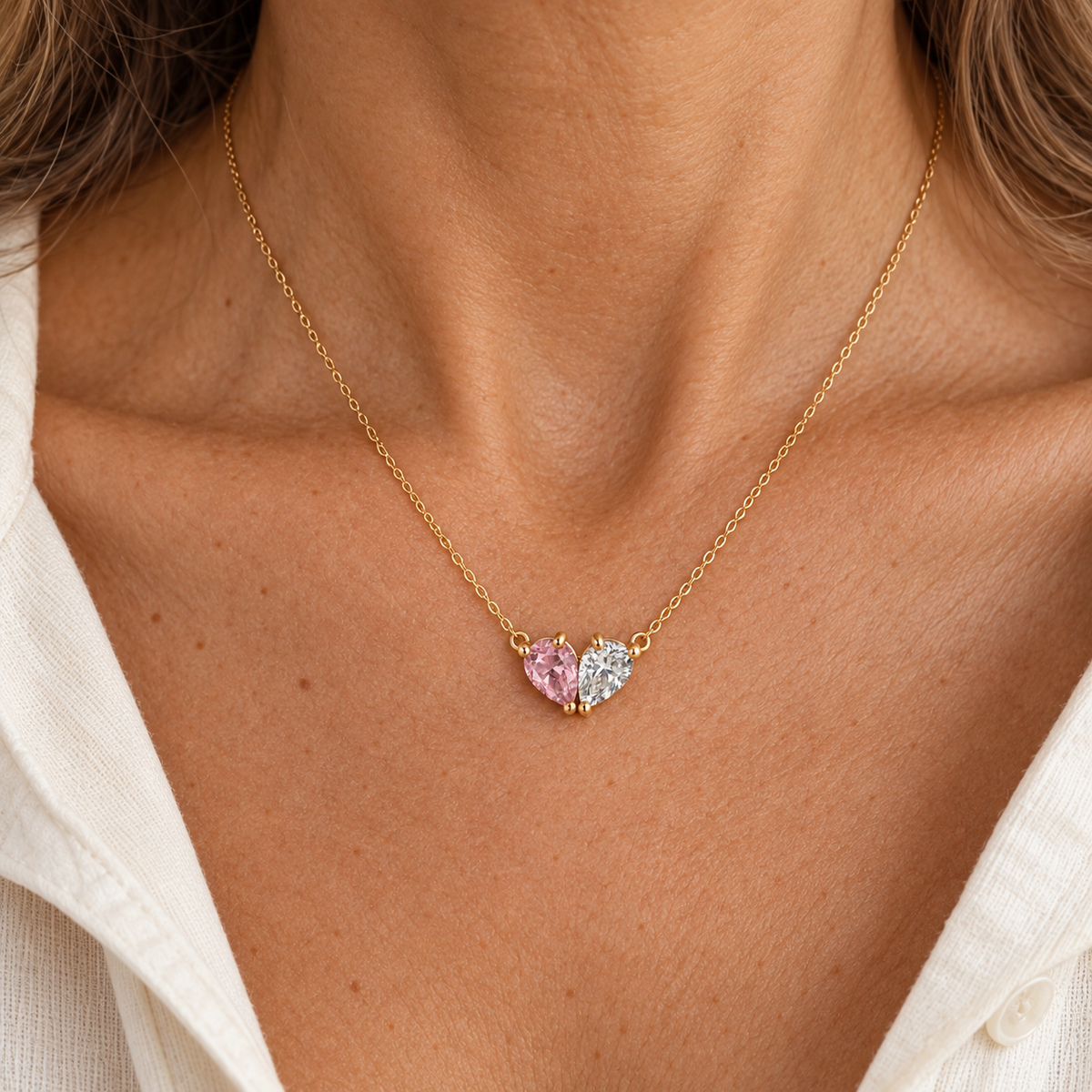 Elara ketting met hart en twee geboortestenen – hanger, tweekleurig hart, gedragen